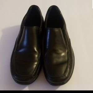 BORN MENS BLACK LEATHER SLIP ONS